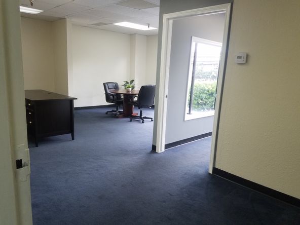 NICE LAY-OUT, GREAT LOCATION. FOR LEASE BY OWNER. 3 ROOM OFFICE.